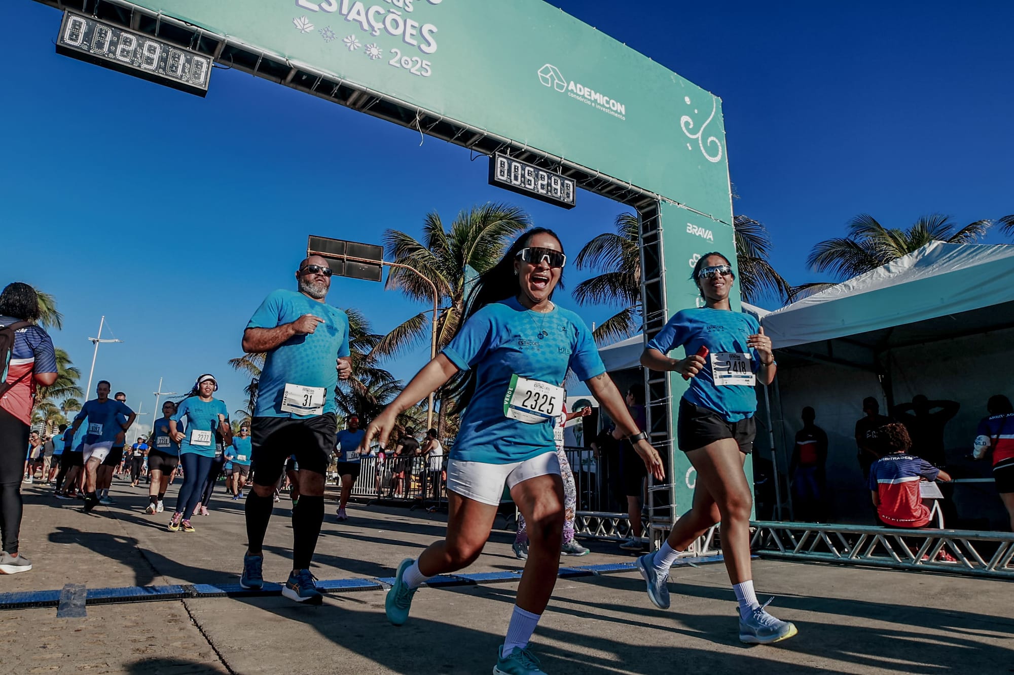 Corredora cruzando a linha de chegada do Circuito das Estações 2025