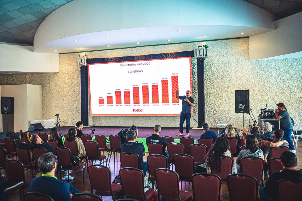CEO da Fotto apresenta gráfico de crescimento de compras de foto em 2025 para plateia sentada assistindo a apresentação na Run Expo.